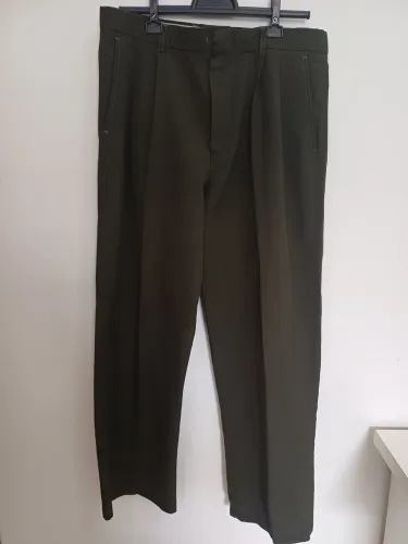 Calça social masculina, tamanho 46. Avaria: leves marcas de uso.