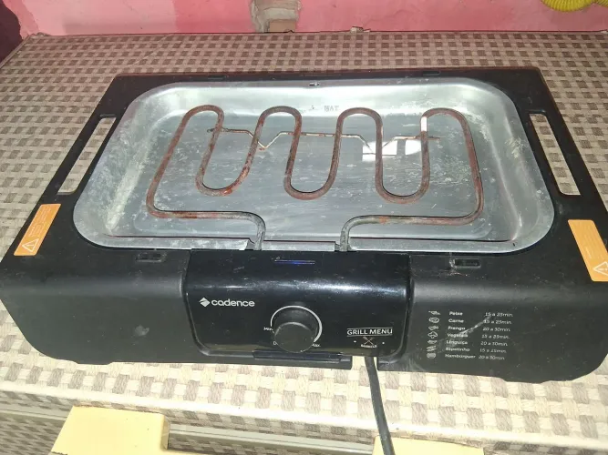 Vendo uma churrasqueira elétrica cadence semi nova valor 130.cont. *66