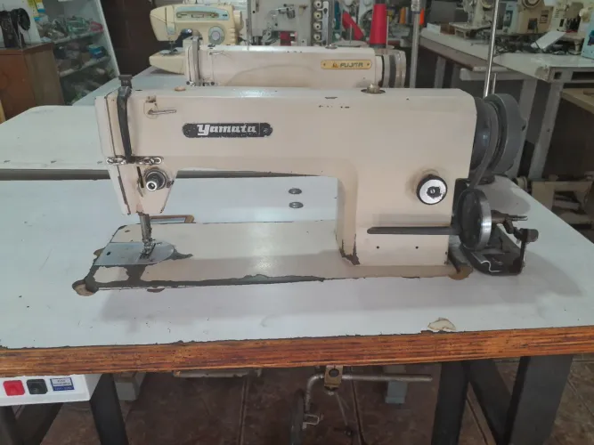 Máquina de costura Yamata reta com móvel