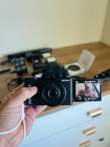 Sony ZV-1F com equipamentos.