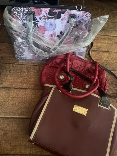 Três bolsas anandra mary kay, mr.cat 