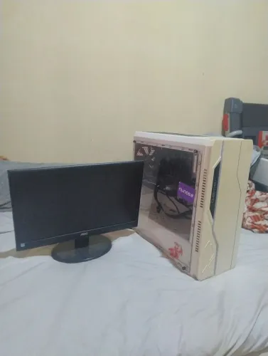 Computador gamer com monitor em perfeito estado