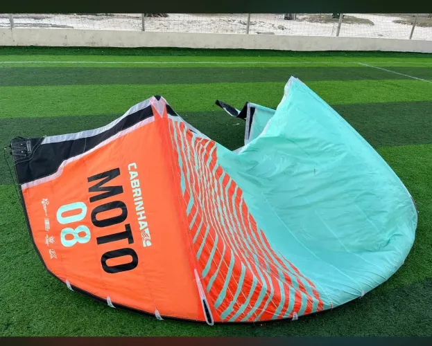 Kite Cabrinha Moto, tamanho 8 metros, ano 2022, acompanhado de barra.