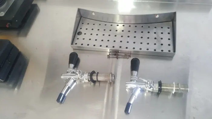 2 torneira de chopp e pingadeira