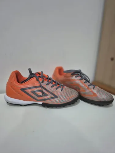 Chuteira umbro tamanho 37