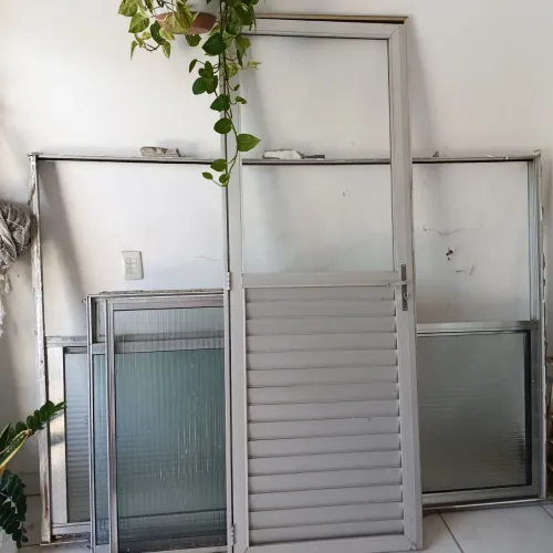Vendo 1 porta de sala 2,10 por 1,50 +2 janela de 1 MT por 1 + 1 Jana de 1,20 por 1 MT 