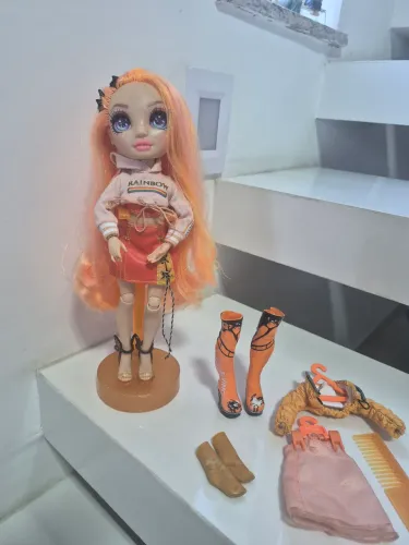 Boneca Rainbow High fashion poppy Rowan tem todos assessorios vou colocar foto depois