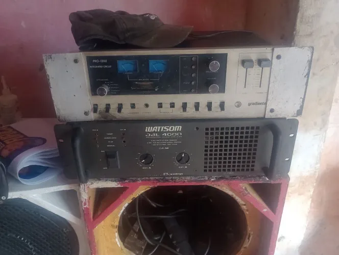 Vende-se um Amplificador de 500 RMS por canal valor 1,500 reais