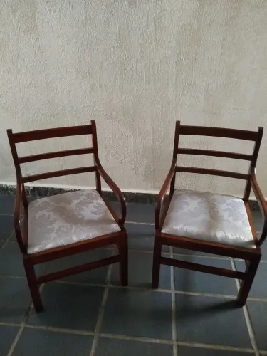 Cadeira com Braço de Mogno