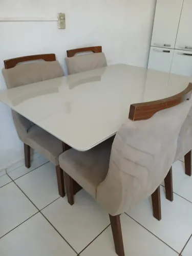 Mesa com 4 cadeiras bem conservado