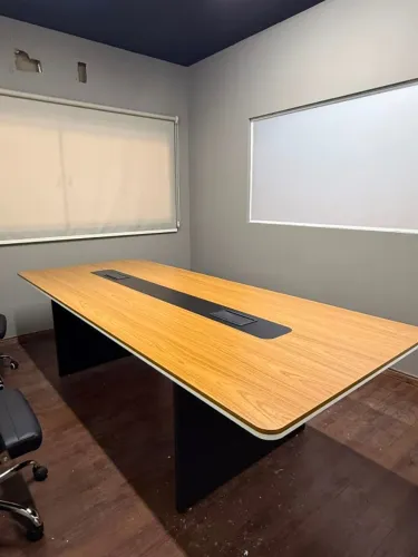 Mesa de Reunião Diretoria Tampo Orgânico 2,30x1,20m com Espelho para Tomadas