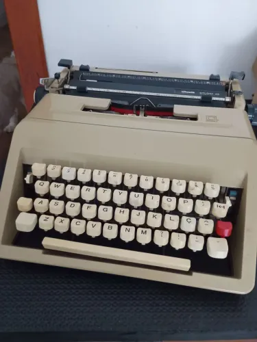 Máquina de escrever Olivetti 45