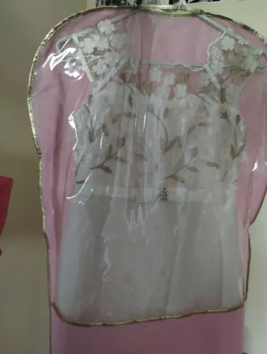 Vestido Petit Cherie branco com detalhes dourados