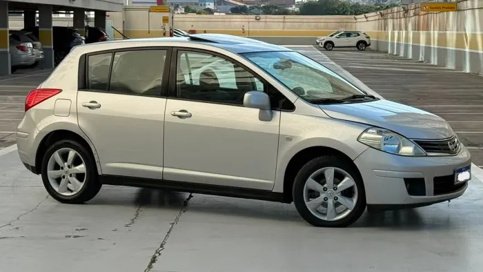 Nissan Tiida SL 1.8/1.8 Flex 16V Aut. 2011