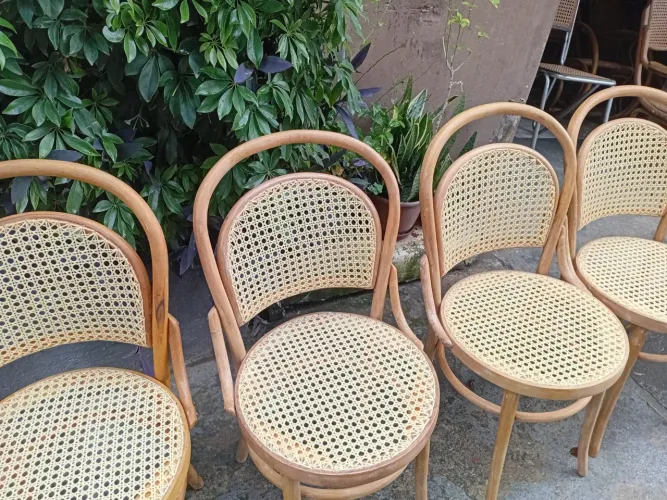 Conjunto de 4 cadeiras em palhinha sintética.