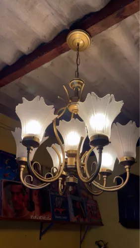 Lindo lustre em bronze pintado antigo sete lâmpadas
