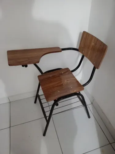 Cadeira com apóia caderno