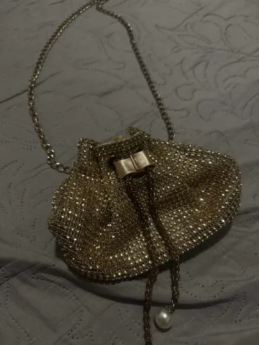 Bolsa dourada brilhosa 