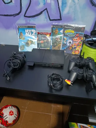 PS2 slim com 4 jogos todos os cabos e adaptadoe 3 controles por apenas 600 e a vista 550!