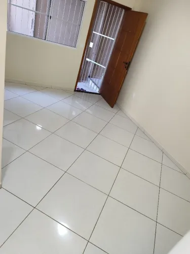 Alugo Apto dois quartos com garagem coberta