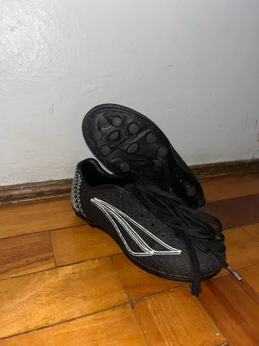 Chuteira Penalty garra trava