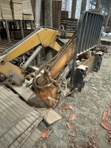 Pá carregadeira TATU com adaptação garfo empilhadeira  