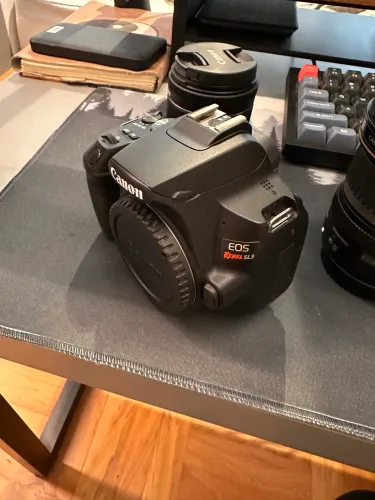 Canon Sl3 + lente kit 18-55mm usada