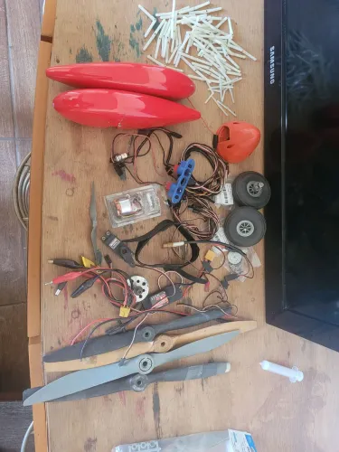 Peças para aeromodelismo.