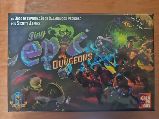 Tiny Epic Dungeons + Expansão Histórias (Versão Galapagos)