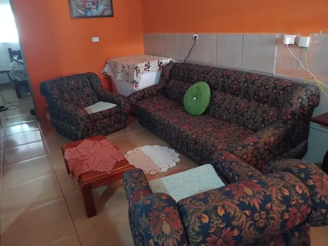 Um jogo de sofá 4 lugar 2 poltrona e uma cama boxe compreta usada 3 vezes 