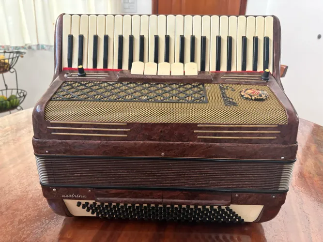 Acordeon italiano Scandalli maestrina 120 baixos