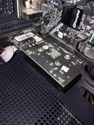 Placa de vídeo GeForce GT 730, 4GB de memória DDR3, interface 128-bit.