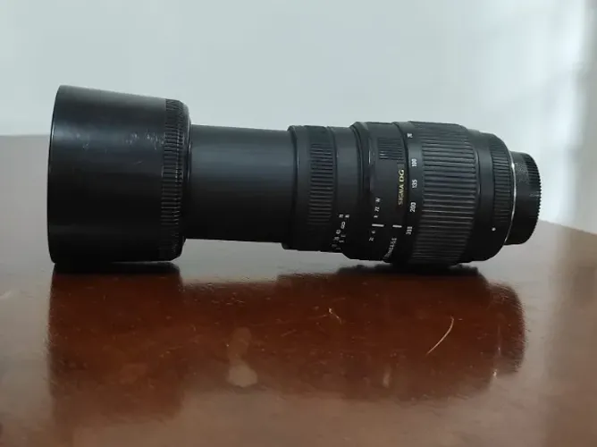 Objetiva Nikon (Sigma) 70-300mm f/4.5-5.6 - Com modo macro.