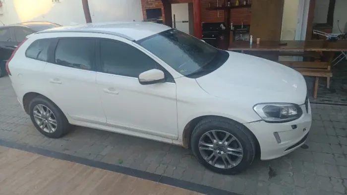 Carro Volvo T 5 Ano 2015 Tabela Fipe 74 mil. Valor para vender 50 mil. Kilometragem 111000