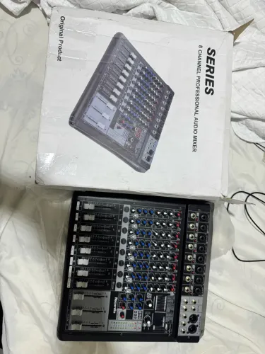 Mesa de som com 3 auxiliares pouco usada