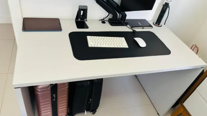 Mesa de escritório Linha ATC com tomada embutida 120x60