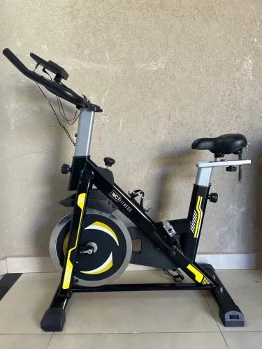 Bicicleta Spinning Com Roda De Inércia De 13kg Wct Fitness Cor Preto