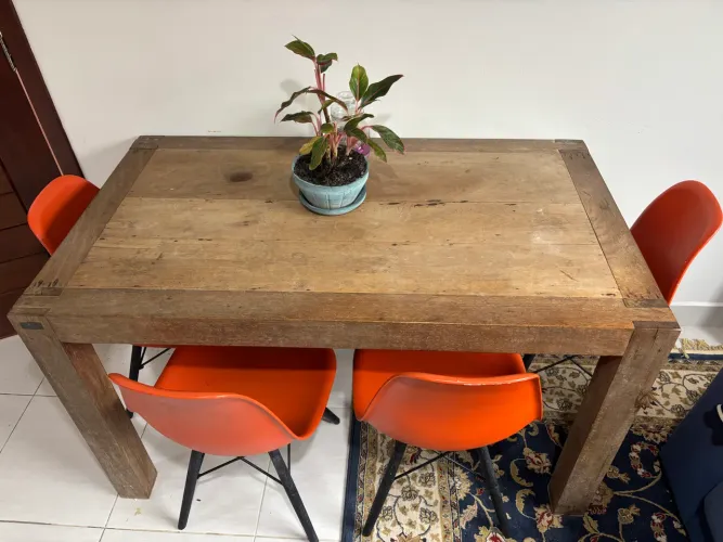 Mesa de jantar de madeira nobre