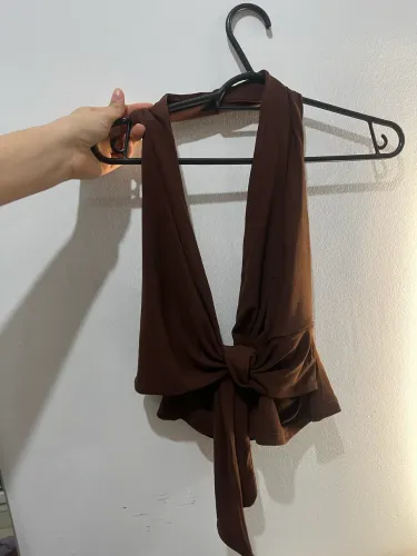Blusa marrom decote costas abertas 