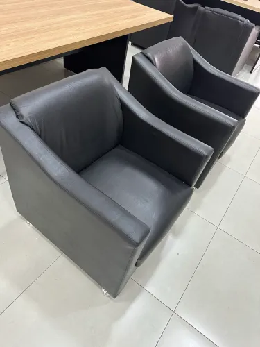 Poltronas em courino