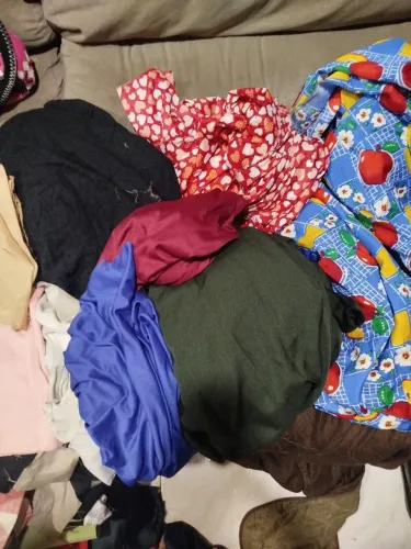 Vendo meus materiais de fazer tapetes 5 kilos de tecido+2 linhas+1viés+base antiderrapante