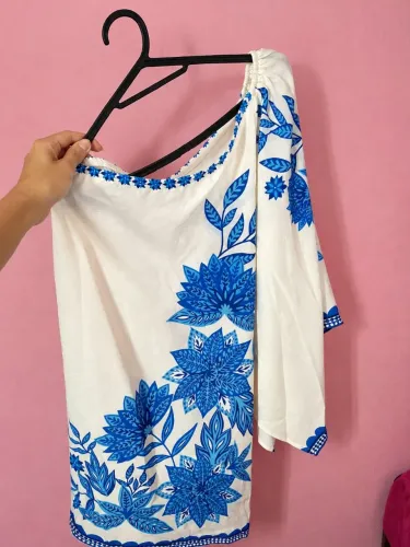 VESTIDO BRANCO COM ESTAMPA AZUL