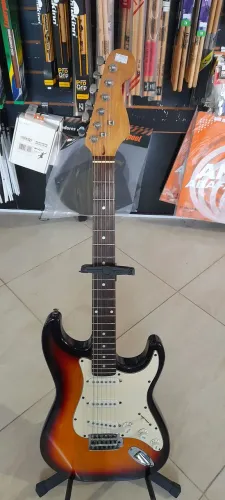 Guitarra barata com trava nas tarrachas 