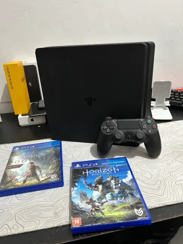 PS4 SLIM 1 TERÁ - TEM JOGOS MÍDIA DIGITAL + 2 JOGOS FÍSICO