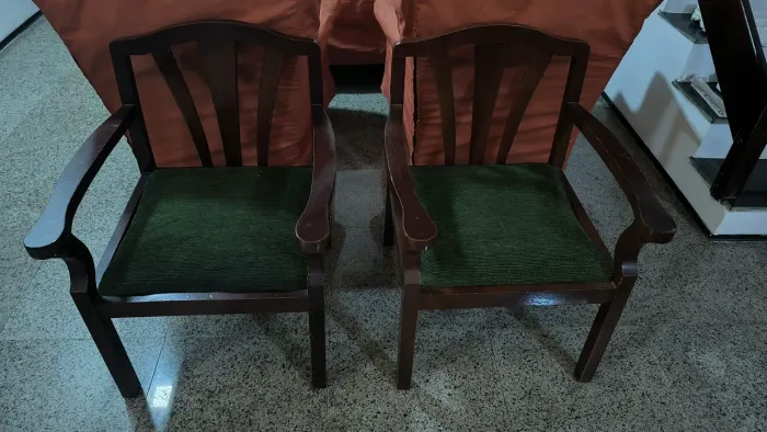 Poltronas de madeira