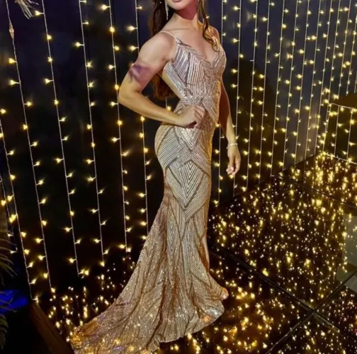 vestido de festa com calda de sereia e decote 