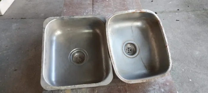2 cubas de pia de cozinha e uma de pia de banheiro