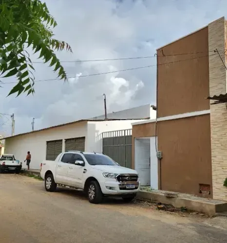 TERRENO C/ GALPÃO - área total: 3.600m²