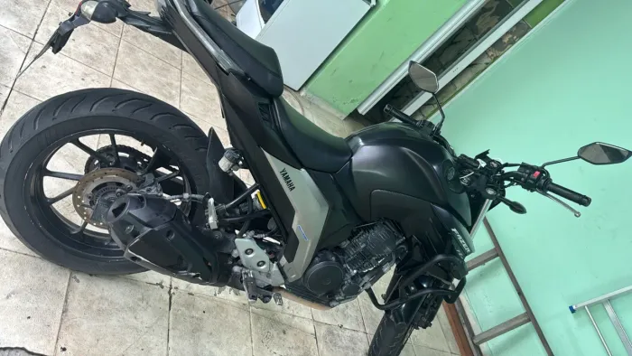 FZ 250 preta 2023.