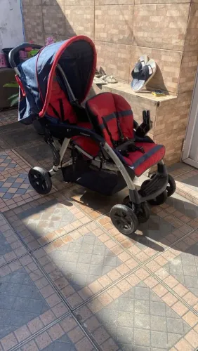 Carrinho de bebê com bebê conforto